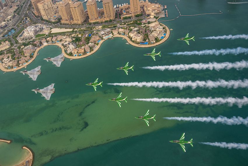 فريق الصقور السعودية يقدم عرضاً جوياً في سماء الدوحة