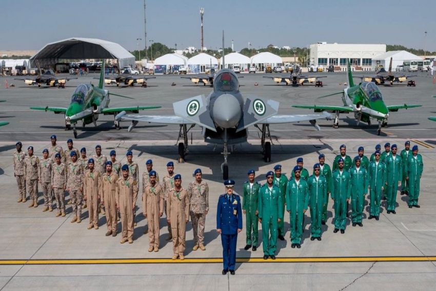 القوات الجوية وفريق الصقور السعودية يقدمان تشكيلاتٍ وعروضًا جوية في افتتاح معرض البحرين الدولي للطيران ٢٠٢٢