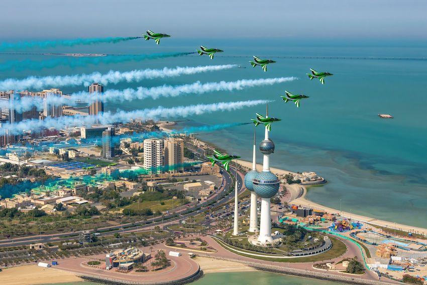 فريق ⁧‫"الصقور السعودية"‬⁩ يقدم عروضًا جوية في سماء الكويت احتفالًا باليوم الوطني الكويتي الـ62