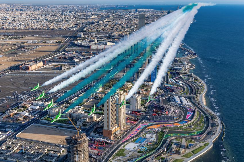“الصقور السعودية” تزين سماء جدة ضمن فعاليات سباق الفورمولا 1