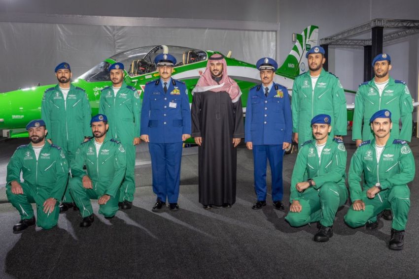 وزير الدفاع يدشن الهوية الجديدة لطائرات فريق الصقور السعودية